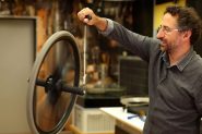 Comment fonctionne un gyroscope ? L’expérience du mois sur CQFD
